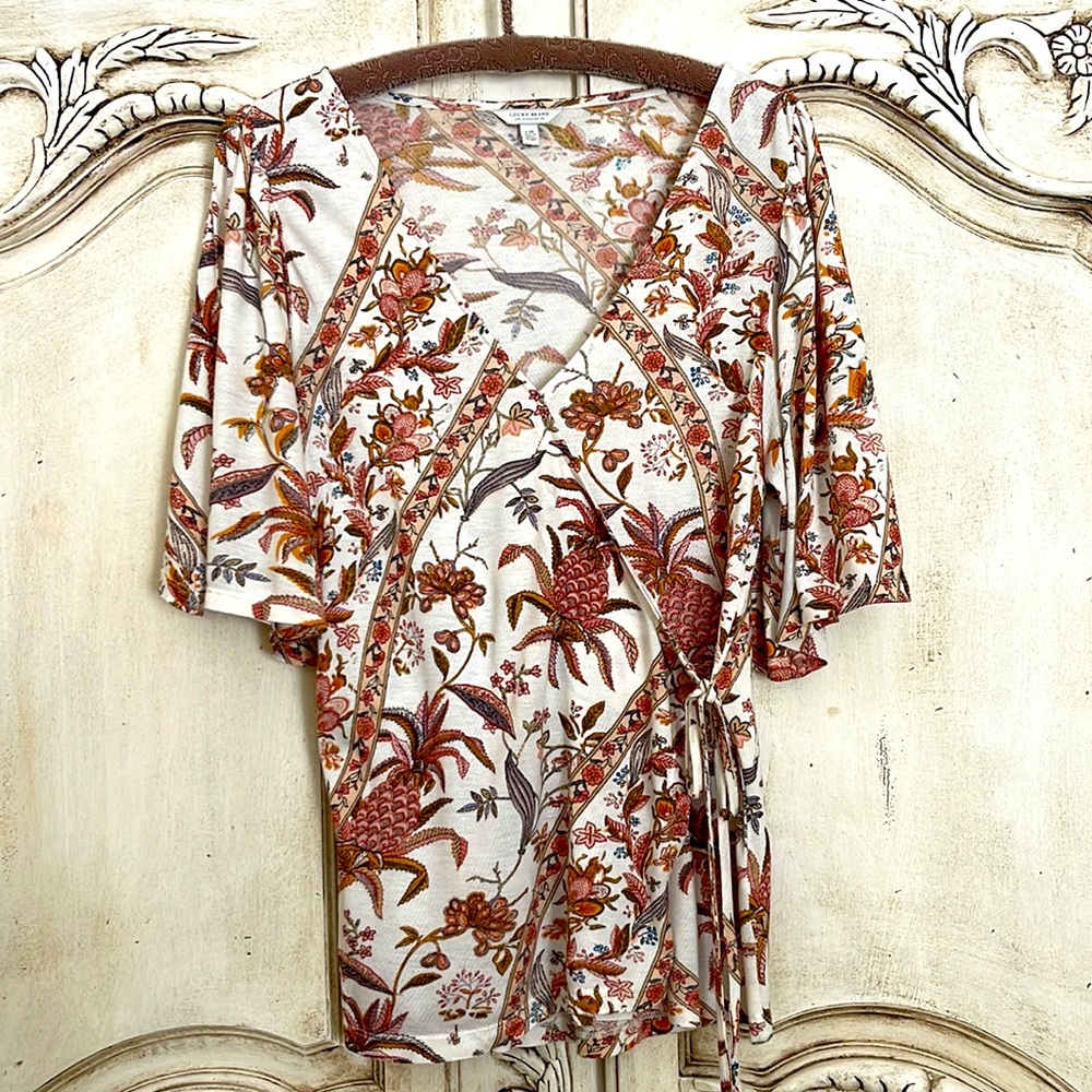 Lucky Brand flutter flare sleeved, tie at the side top. Beautiful!!